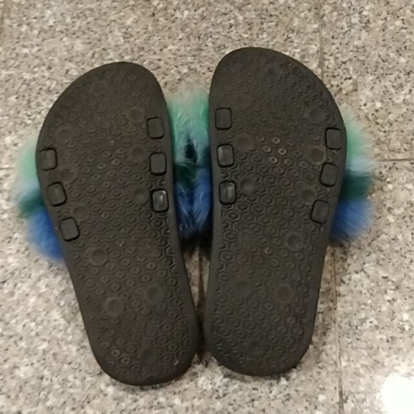 Fluffy Raccoon Fur Sandals - Picture 4 of 6